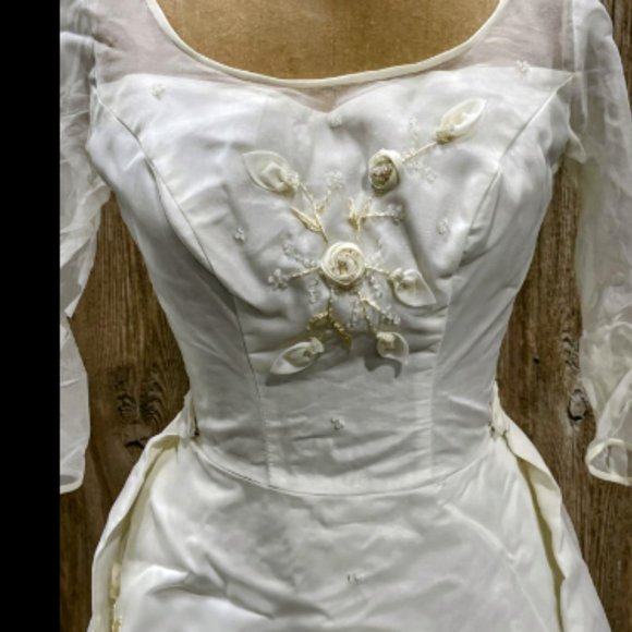 Vintage Hand Made Highly Detailed Wedding Dress w/ Detachable Train Size 2 - Picture 4 of 5